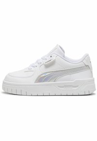 Biele kožené tenisky s hladkou textúrou, embosovaným logom a iridescentnými bočnými pruhmi. Majú nízky strih a odolnú gumenú podrážku.