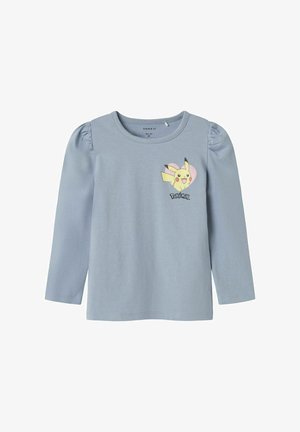 Hellblaues Langarm-T-Shirt mit puffierten Schulterdetails, versehen mit einem Pikachu-Grafik und dem Text "Pokémon" auf der Vorderseite. Weicher Stoff.
