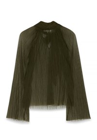 Blusa plissettata verde oliva con maniche lunghe, colletto alto e delicata tessitura trasparente. Presenta un design fluido con una vestibilità leggermente ampia.