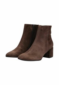 Bottines en daim marron avec un bout pointu et un talon carré. Elles présentent une fermeture éclair sur le côté et une finition lisse et texturée.