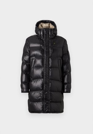Manteau doudoune noir à finition brillante, avec un col haut, une fermeture éclair à l'avant et deux poches latérales. Design isolé avec des coutures horizontales.