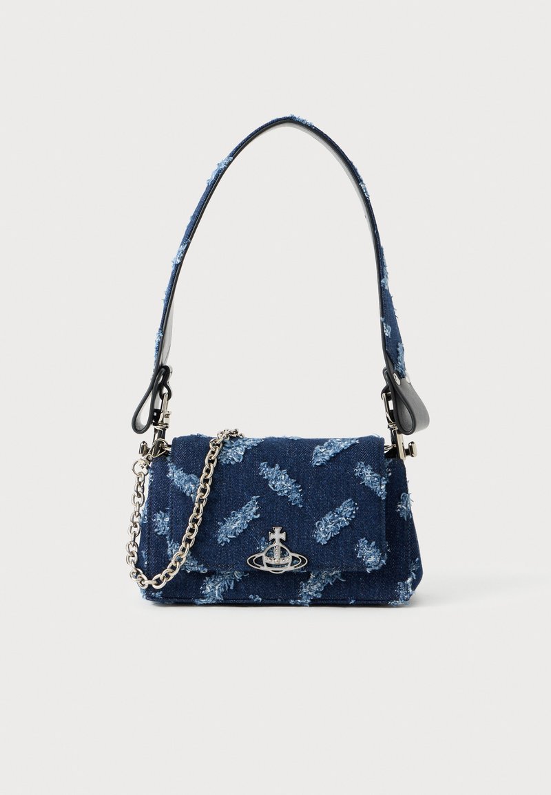 Granatowa torebka z tkaniny o textured wzorze, ze srebrnymi akcentami i odpinanym łańcuchem. Posiada zapięcie na klapkę oraz akcent z logo.