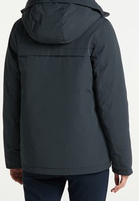 Mörkblå, huva jacka med en slät textur, med en dold dragkedja och tryckknappsstängning, åtdragna ärmar och detaljer på ryggen.
