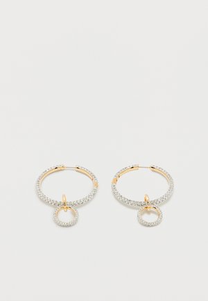 Σκουλαρίκια κρίκοι από χρυσό, διακοσμημένα με μικρά διαυγή κρυστάλλινα στοιχεία, καθένα με ένα μικρότερο μοτίβο κρίκου επενδυμένο με κρυστάλλους που κρέμεται εσωτερικά.