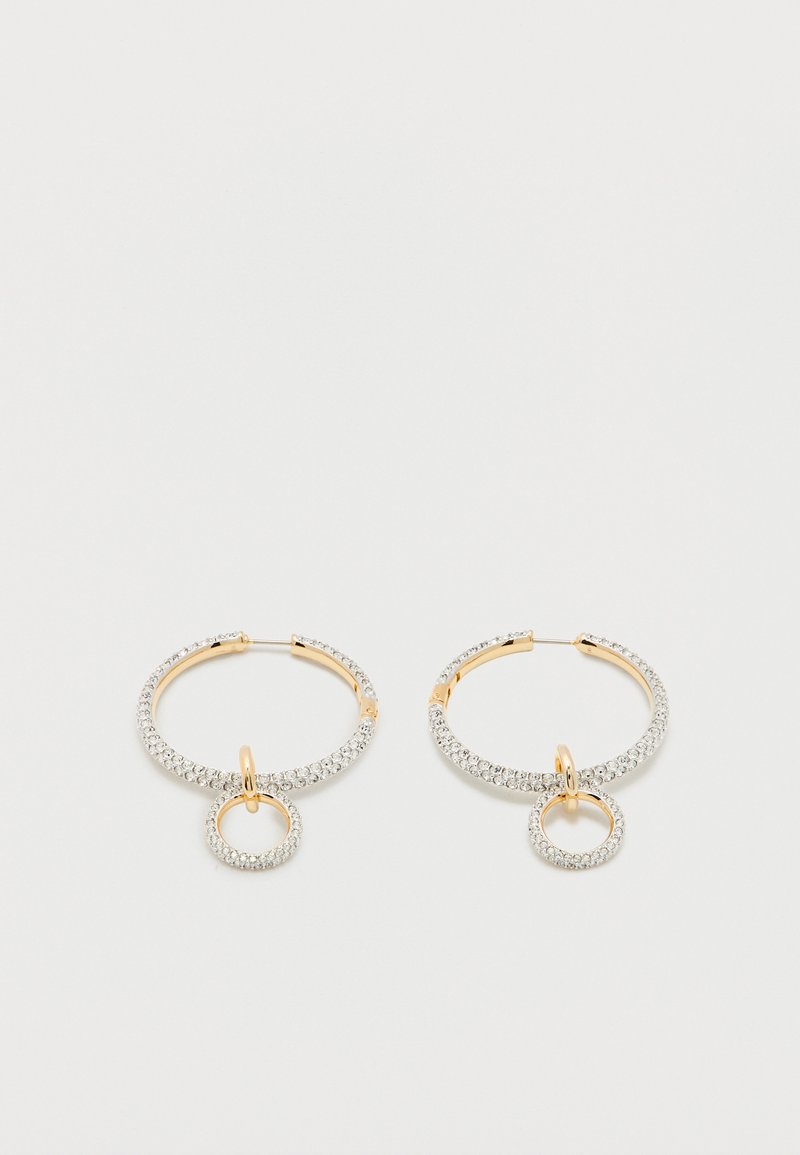 Σκουλαρίκια κρίκοι από χρυσό, διακοσμημένα με μικρά διαυγή κρυστάλλινα στοιχεία, καθένα με ένα μικρότερο μοτίβο κρίκου επενδυμένο με κρυστάλλους που κρέμεται εσωτερικά.