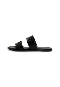 Zwarte slipper sandalen met twee verstelbare banden met rechthoekige metalen gespen, van soepel leer en met een platte rubberen zool.