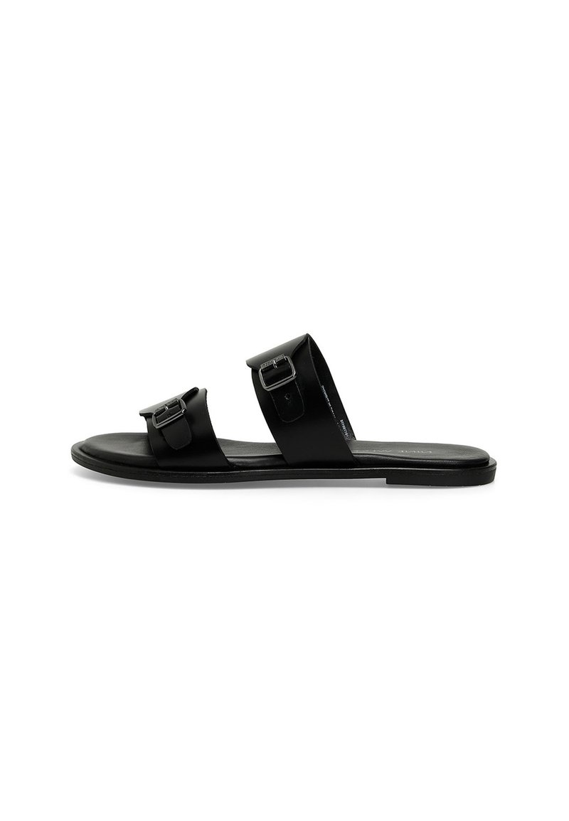Zwarte slipper sandalen met twee verstelbare banden met rechthoekige metalen gespen, van soepel leer en met een platte rubberen zool.