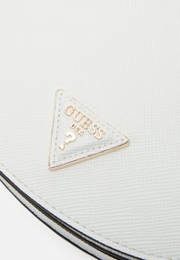 Guess GIZELE MINI SADDLE CROSSBODY - Taška s příčným popruhem - white