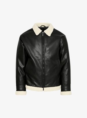 Črna usnjena jakna s ovčjim krznom na ovratniku in manšetah. Ima sprednji zadrgo in stranske žepe za uporabnost. Elegantna, prirejena zasnova.