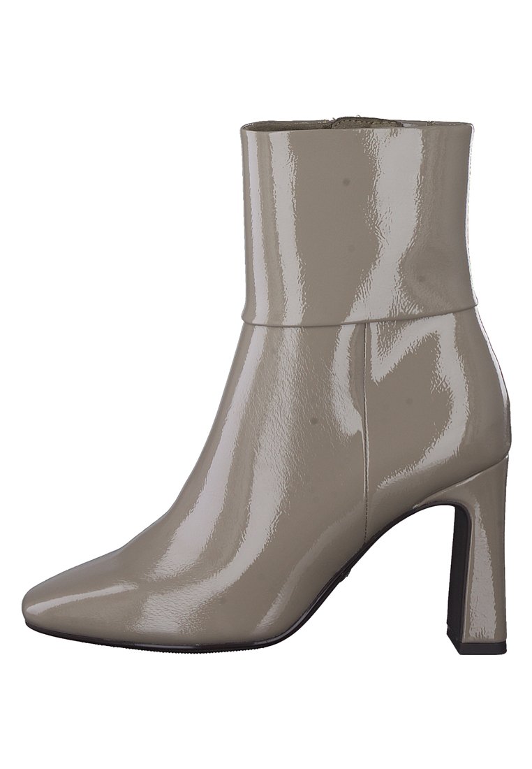 Beige patenten leren enkellaarsjes met een spitse neus en een blokhak van 10 cm, met een gladde, glanzende afwerking en minimale stikdetails.