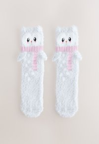 Calzini bianchi soffici progettati come un pupazzo di neve con tratti del viso ricamati, una sciarpa a righe rosa e puntini testurizzati sul corpo.