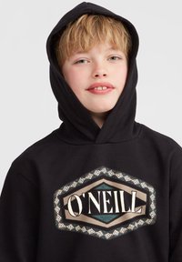 Svart hoodie med en stor grafisk logo i vitt och beige med turkosa accenter. Huven är på, och tyget verkar mjukt och texturerat.
