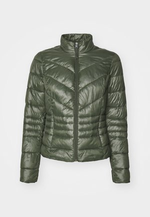 Giacca imbottita verde scuro, con colletto alto, zip frontale e motivo a chevron per texture e isolamento.