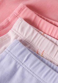Vier Paar Baumwollunterhosen in Pink, Hellrosa und Lavendel, mit verschiedenen Texturen und Stickdetails. Eine hat ein dezentes Muster.