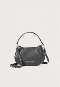 Mala Love Moschino em pele preta sintética com logótipo dourado, pega superior e alça de ombro ajustável, sobre fundo claro simples.