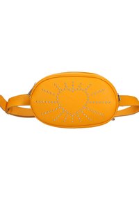Marsupio in pelle gialla di forma ovale, caratterizzato da un design a raggi di sole realizzato con borchie in argento e chiusura con zip. Include una tracolla regolabile.