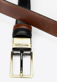 Brązo-czarny skórzany pasek z metalową klamrą w złotym kolorze. Klamra zawiera nazwę marki, a skóra ma widoczne szycia.