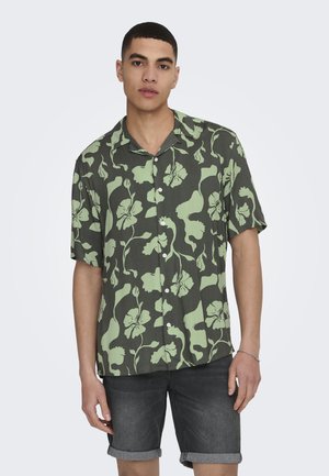 Grünes, blumiges Kurzarmhemd aus leichtem Stoff, mit einem knopffreien Design und weißen Knöpfen sowie einer lockeren Passform.