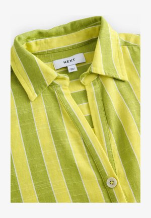 Camicia a righe verde e gialla con colletto, pattina con bottoni e dettagli bianchi; realizzata in tessuto testurizzato. Etichetta del marchio: NEXT.