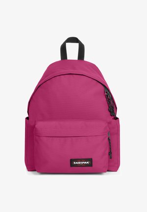 Rosa Eastpak-Rucksack mit Hauptfach, vorderer Reißverschlusstasche, schwarzen Akzenten und einem Tragegriff oben. Hergestellt aus robustem Material.
