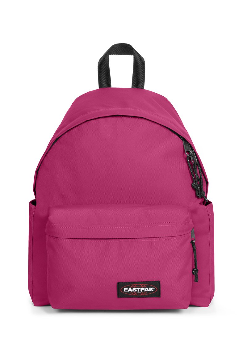 Roze Eastpak rugzak met een hoofdcompartiment, een voorzak met rits, zwarte accenten en een handvat aan de bovenkant. Gemaakt van duurzaam materiaal.