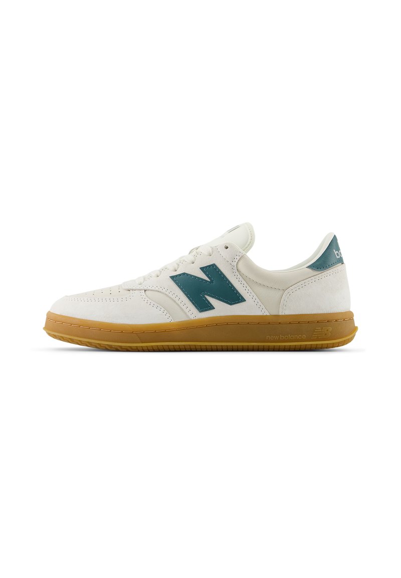 Zapatilla de cuero blanca con acentos en teal y suela de goma. Presenta una punta redondeada, cordones en la parte delantera y el logo "N" en el lateral.