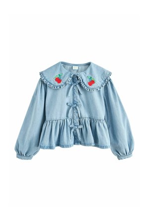 Hellblaues Denim-Jacket mit großem Kragen und roten Kirschstickereien, puffigen Ärmeln und einem Peplum-Saum mit Rüschendetails.