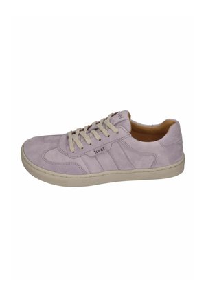 Hellvioletter Wildleder-Sneaker mit beiger Gummisohle, beigen Schnürsenkeln und "koel"-Branding an der Seite und der Zunge.