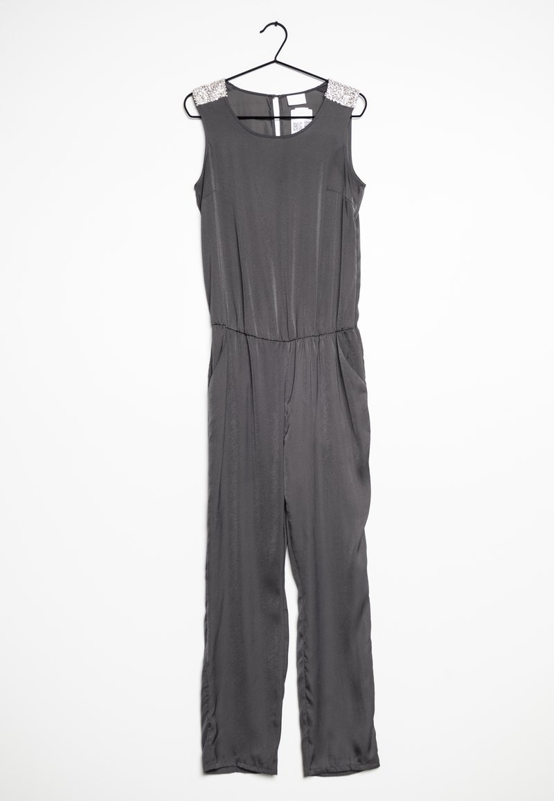 Mono gris hecho de tela suave, con una cintura ajustada, diseño sin mangas y acentos en los hombros decorados. Cuélga de un gancho negro.