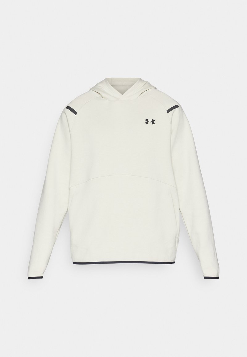 Vit hoodie med känguruficka, svarta detaljer på axlarna och en broderad logotyp på bröstet. Mjuk textur och design som dras över huvudet.