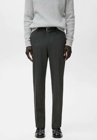 Pantaloni grigi su misura con design a piega piatta. Realizzati in tessuto leggero, caratterizzati da una texture liscia e un motivo sottile.