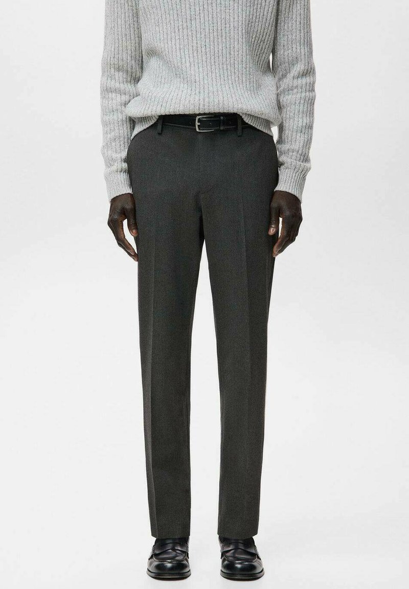 Pantaloni grigi su misura con design a piega piatta. Realizzati in tessuto leggero, caratterizzati da una texture liscia e un motivo sottile.