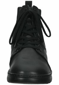 Bota de cuero negro a nivel del tobillo con puntera redonda, suela plana y diseño con cordones. Acabado texturizado con ojales reforzados y acolchado en el collarín.
