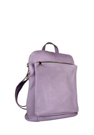 Lilac leren rugzak met een gestructureerde afwerking, voorzien van een bovenhandvat, een verstelbare strap en een voorvak met rits. Duidelijke ronde vorm.