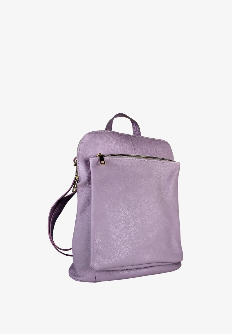 Lilafarbener Leder-Rucksack mit strukturiertem Finish, ausgestattet mit einem oberen Tragegriff, verstellbarem Riemen und einer vorderen Reißverschlusstasche. Abgerundete Form.