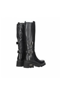Botas de cuero negras hasta la rodilla con un acabado suave, que presentan Hebillas plateadas, un tacón grueso y costuras blancas en contraste a lo largo de la suela.