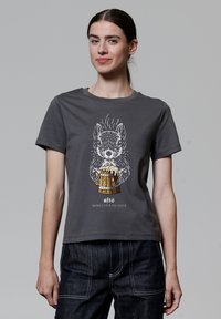Grijze T-shirt met korte mouwen van katoen, met een cartoon eekhoorn die een biervat vasthoudt en de tekst "Dieren uit het zuiden."