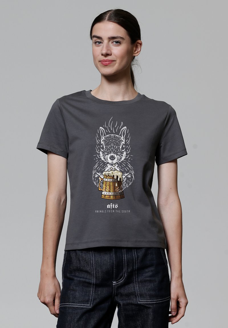 Grijze T-shirt met korte mouwen van katoen, met een cartoon eekhoorn die een biervat vasthoudt en de tekst "Dieren uit het zuiden."