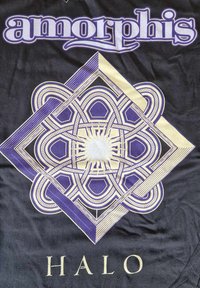 Černé tričko s fialovým a bílým geometrickým designem, s nápisem "amorphis" nahoře a "HALO" dole tučně psaným bílým textem.
