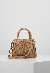 Liten handväska i beige ormskinn med topphandtag, klaffstängning, guldringdetalj och avtagbar rem med sköldpaddsmönstrade kedjelänkar.