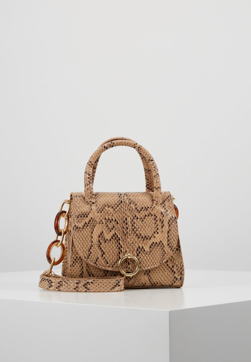 Liten handväska i beige ormskinn med topphandtag, klaffstängning, guldringdetalj och avtagbar rem med sköldpaddsmönstrade kedjelänkar.
