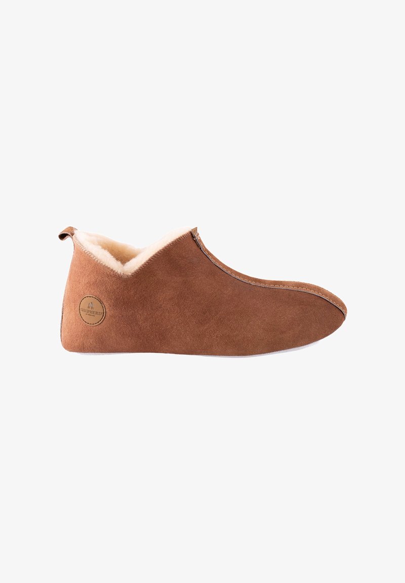 Braune Wildlederhausschuhe mit einem weichen Fleece-Futter, runder Zehenpartie und genähter Sohle. Verfügt über einen seitlichen Reißverschluss und ein Logo-Detail an der Seite.