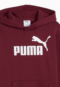 Burgundy huppari, jossa on valkoinen "PUMA"-logo ja hyppivä pumadesign rinnassa; varustettu kengurupussilla ja nauhalla säädettävällä hupulla.