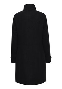 Cappotto nero con colletto alto, maniche lunghe e taglio dritto. Realizzato in tessuto morbido, presenta un design pulito e senza chiusure visibili.
