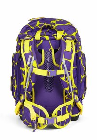 Zaino a fantasia viola e gialla con spalline regolabili, pannello posteriore in rete, tasche laterali e chiusure a fibbia prominenti.