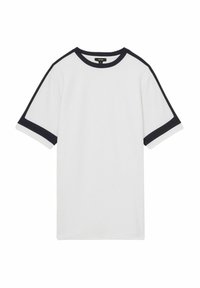 Hvid kortærmet t-shirt med marineblå kant på ærmerne og kraven, der har en tekstureret stofoverflade og en afslappet pasform.