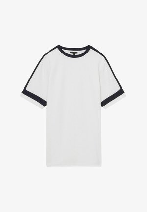 Fehér, rövid ujjú póló, tengerészkék díszítéssel az ujjakon és a galléron, amely texturált anyagból készült és laza szabású.