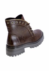 Stivaletto alla caviglia in pelle marrone con finitura testurizzata, occhielli dorati e dettaglio con cerniera. Suola grigia spessa e carrarmato che garantisce una trazione robusta.