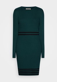 Abito in maglia a coste di colore teal con maniche lunghe, forma aderente, dettagli a righe nere in vita e all'orlo, scollatura rotonda, texture liscia.