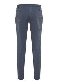 Donkergrijze, op maat gemaakte herensbroek met lussen voor een riem, twee achterzakken met knoopsluiting en een slank model.